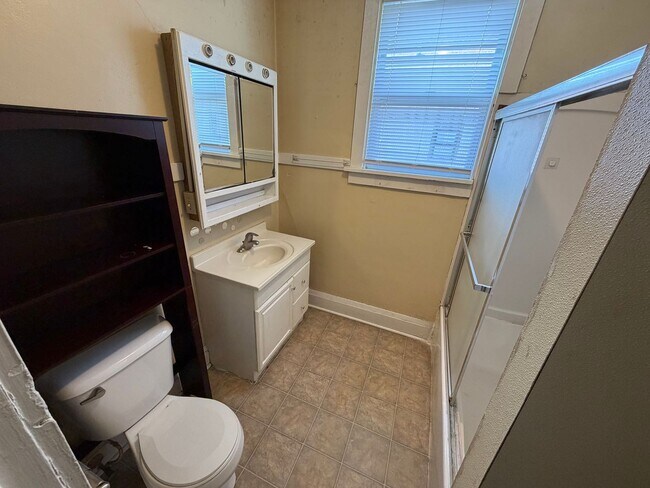 140 E 1st St Unit 2 Upper