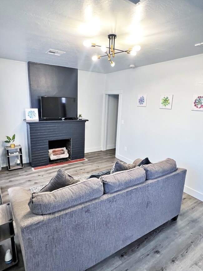 Photo - 320 N 17th Dr
