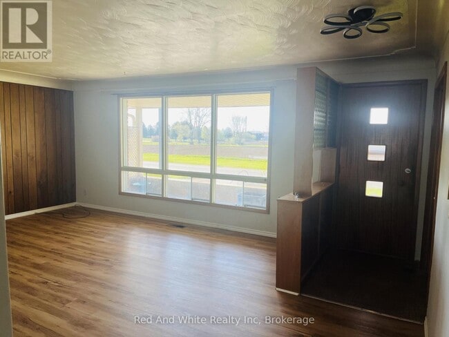 Photo - 157 Schweitzer St