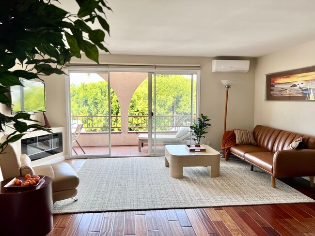 Very cozy and large living space - 2035 4th St Unit 303C