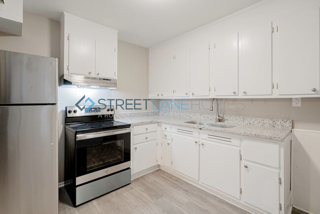 Photo - 656 Schroder Ave NE