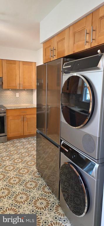 Photo - 165 Leeds Ct W