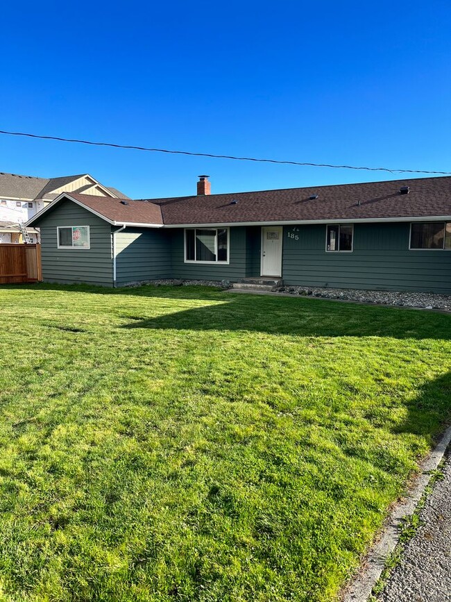 Building Photo - ***PENDING APPLICATION***Close to Schools and Shopping