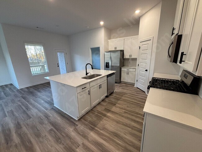 312 N Yona Ln