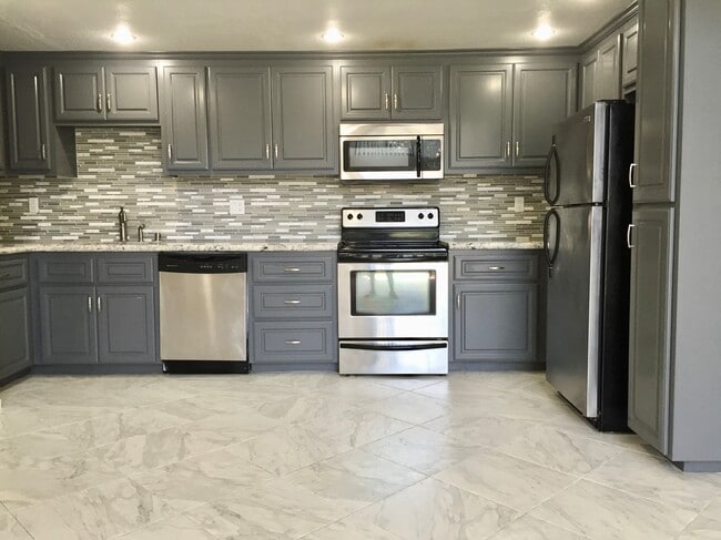 Kitchen - 1440 Veteran Ave Unit 319