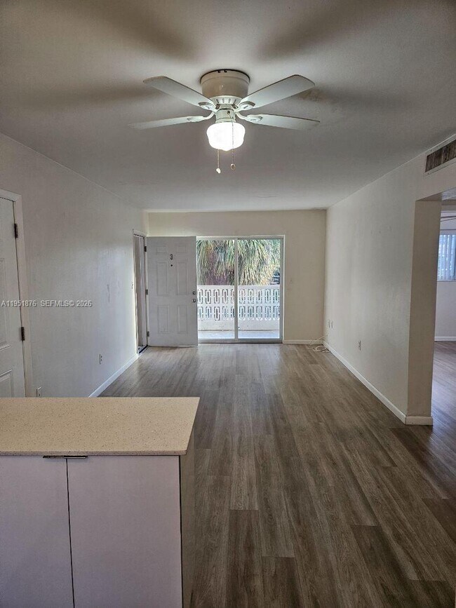 Photo - 1057 SW 7th St Unidad 3