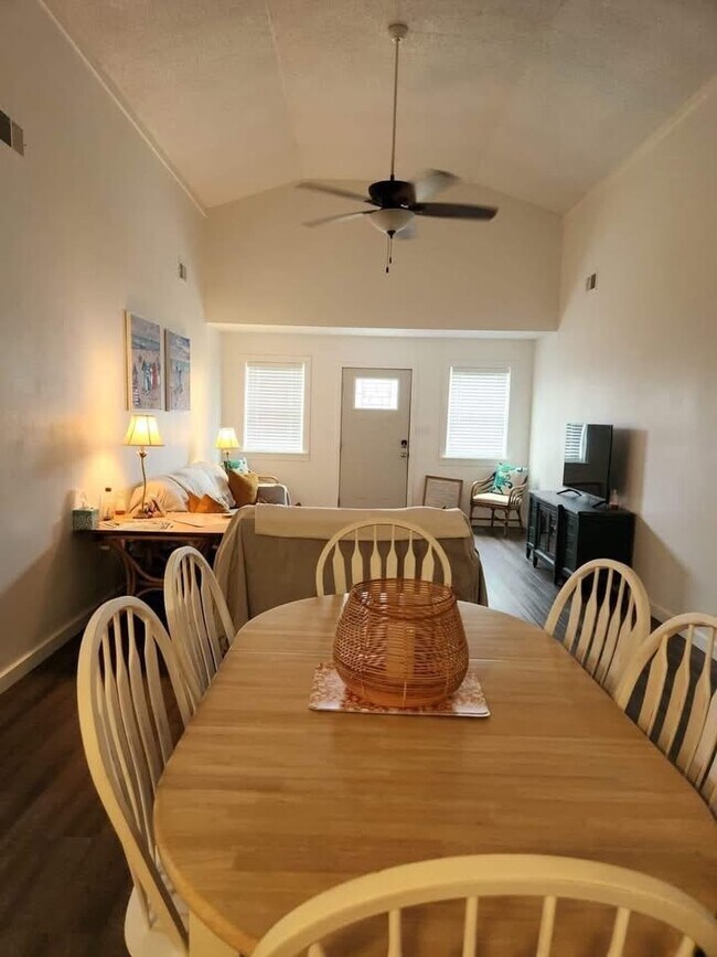 Photo - 707 Fox St