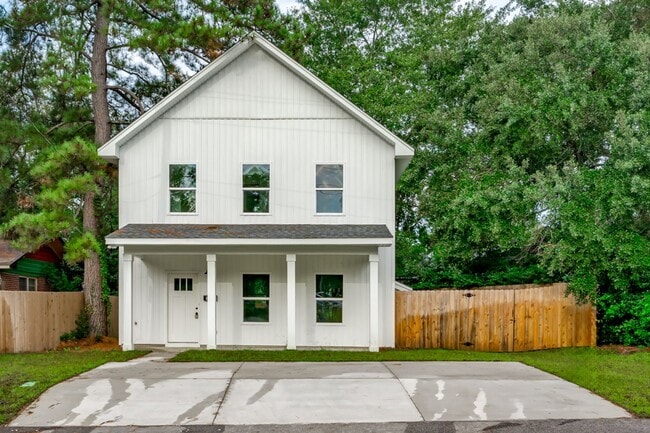 Building Photo - Pre-Leasing for the 26-27 School Year! Unb... Unit 915  1