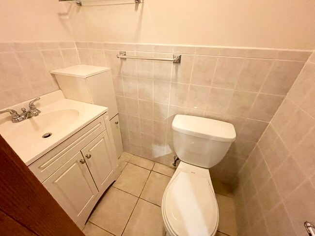 Photo - 241 W 3rd St Unidad 2