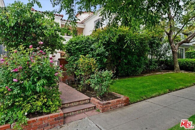 Building Photo - 205 S Reeves Dr Rental