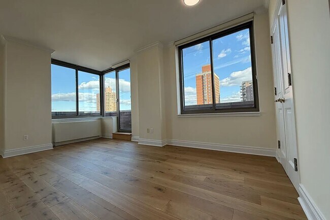 Photo - 400 E 90th St