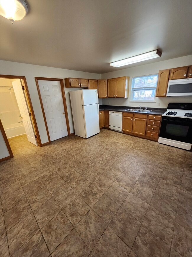 Building Photo - 256 College Ave Unit 2