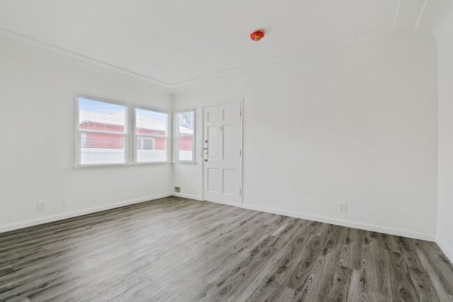 Photo - Courtyard building on Ocean Park Unit 2024½