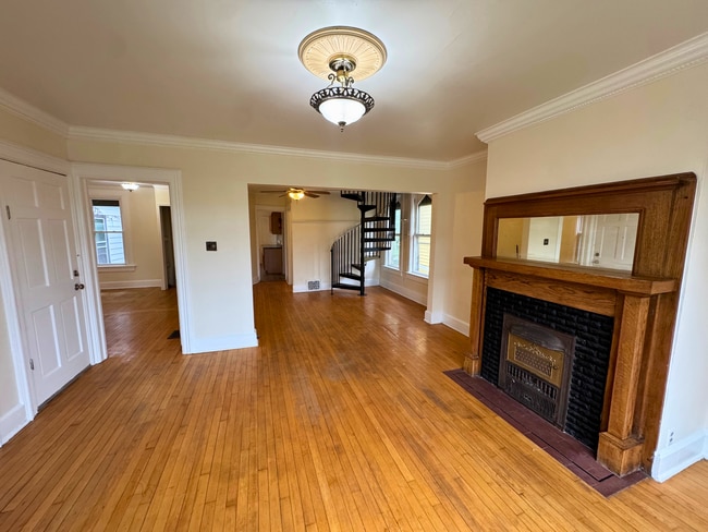 Building Photo - 804 E Kewaunee St Unit 804 Upper