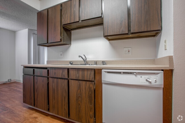2BR, 1BA - 900SF