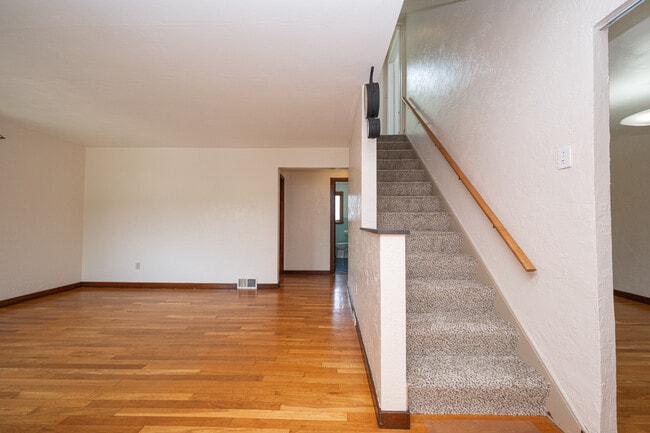 Photo - 445 Jenne Dr