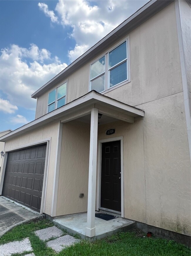 Building Photo - 8708 San Biagio St Rental