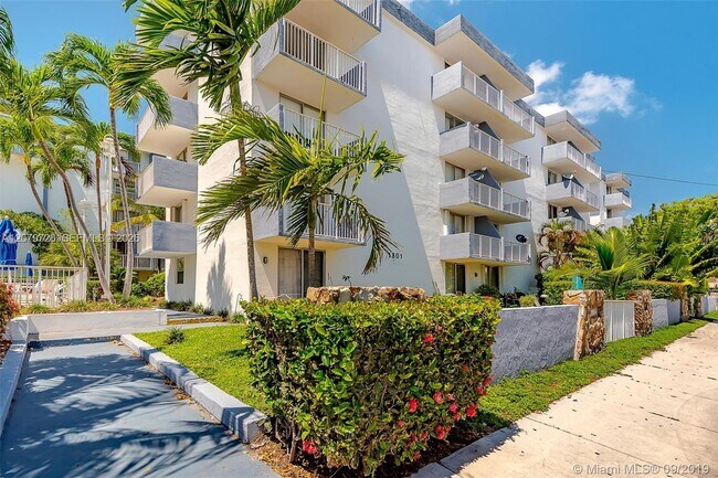 Building Photo - 1801 S Treasure Dr Unit 302