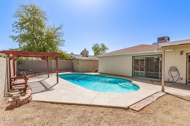 Photo - 124 W Hillview St House
