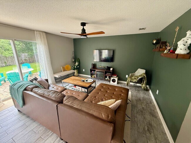 Photo - 447 Forest Glen Pl