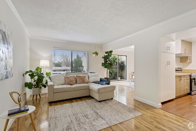 Building Photo - Cute Condo with Community Pool! Unit F