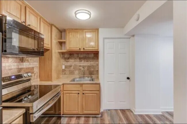 Photo - 1013 Ashby Ter NW Unit D