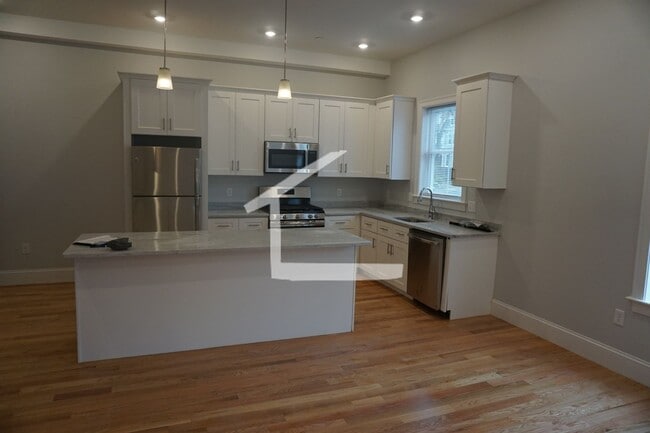 Building Photo - Amazing 3 bed 1.5 bath in Brighton...