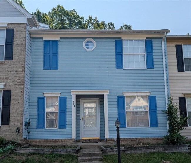 Building Photo - Available August 1, 2026 – Beautiful Townhome in Potomac Hills!