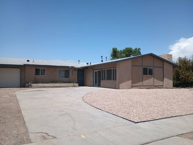 Building Photo - Immaculate, newly updated 3-bedroom, 2 bat... Rental
