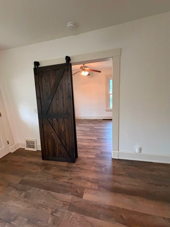 Photo - 652 N Oak St