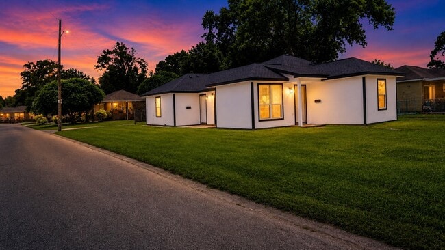 Photo - 1206 Pinewood Ln