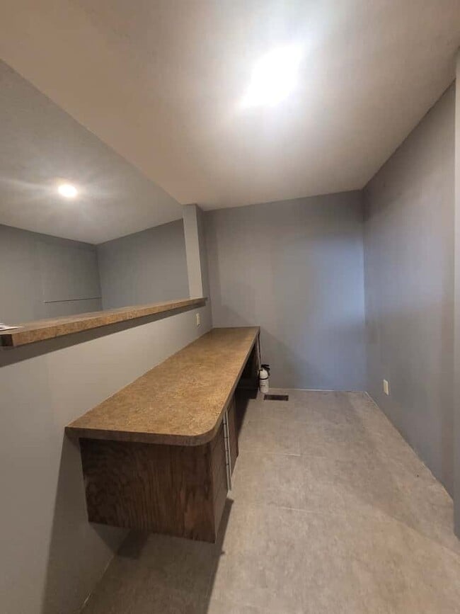 Photo - 704 W 1st St