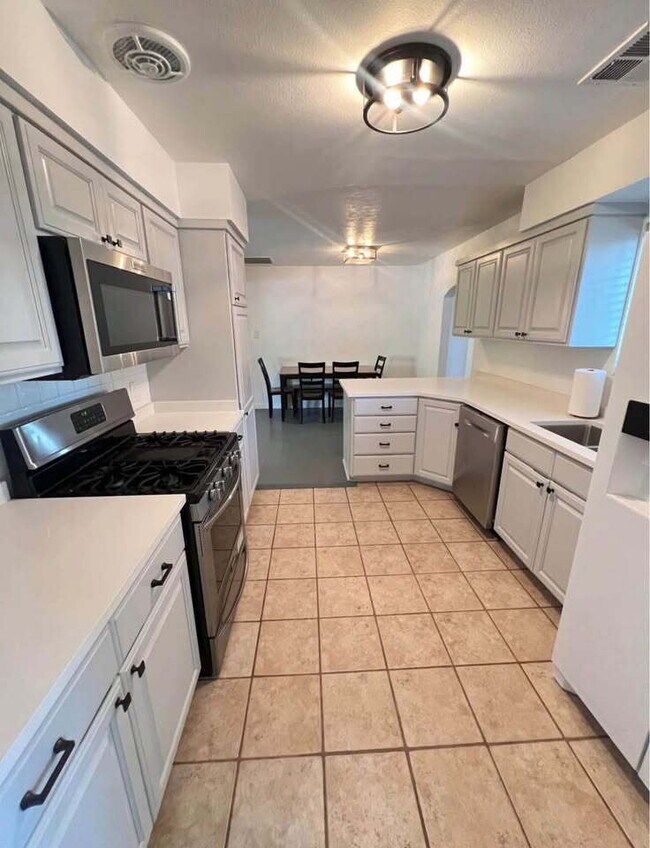 "Private Room with a shared bathroom (1 other room) locate in the Heart of Washington, UT!"