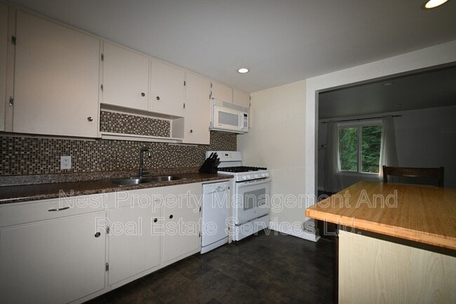 Building Photo - 5395 Erickson St Unit A