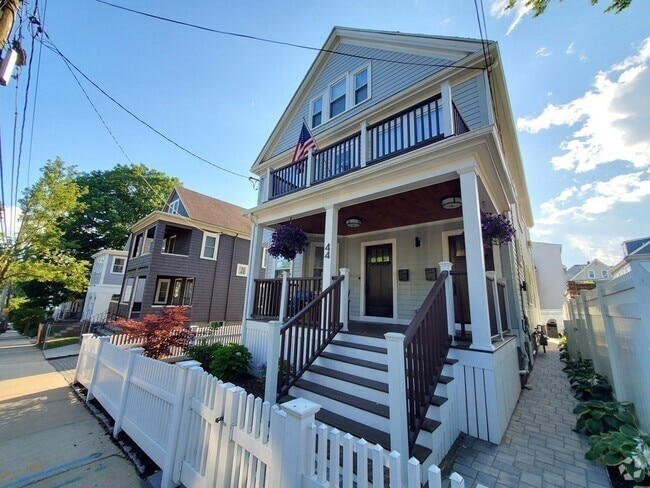 Building Photo - 44 Belmont St Unit B Rental