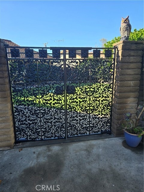 Building Photo - 564 E Fellows Dr