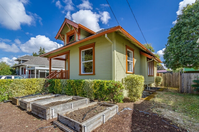 Photo - Updated and Fresh 3 Bedroom 2 Bath in Des...