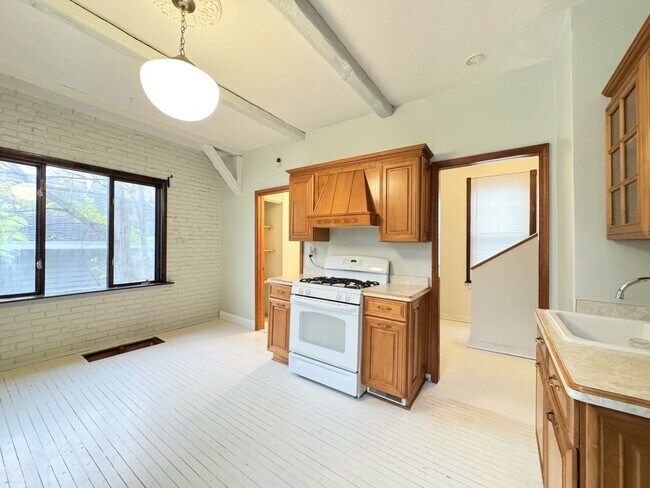 Photo - 365 E Schiller St