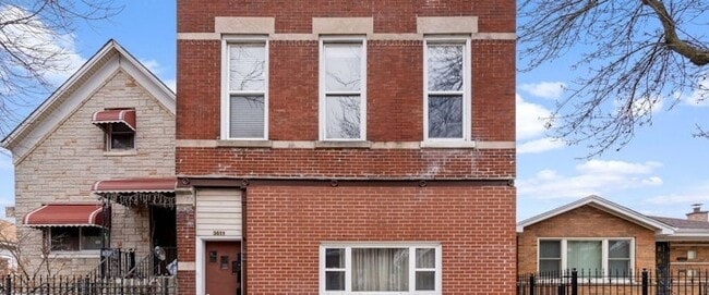 Building Photo - 3611 S Wood St Unit 2R
