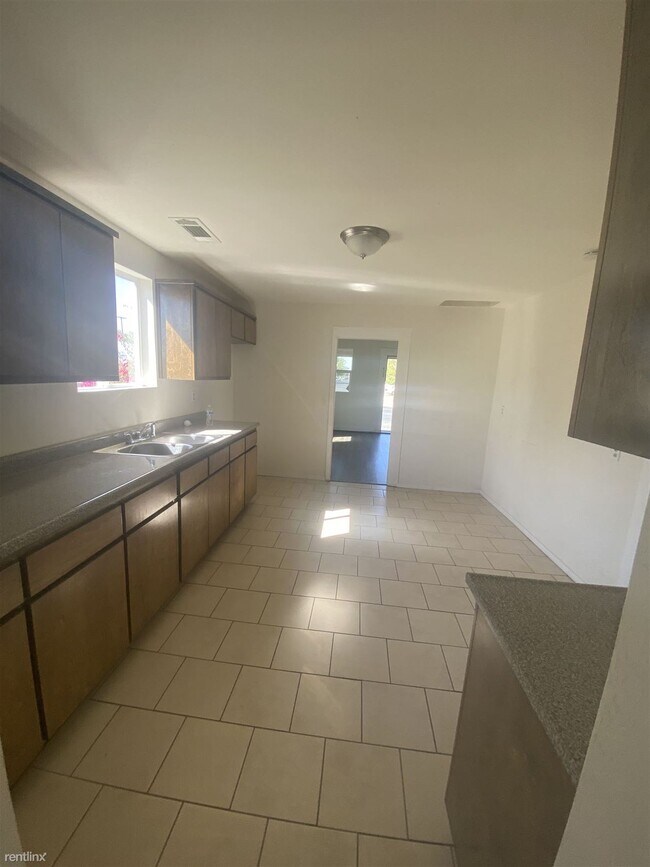 3 br, 2 bath House 429 W Florinda St Rental For Rent in Hanford, CA