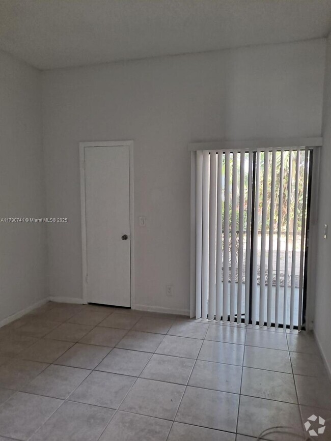 Building Photo - 2544 Riverside Dr Unit 215 Rental