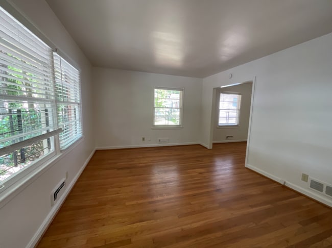 Photo - 911 Lindbergh Drive NE