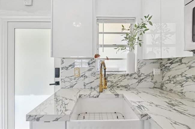 Building Photo - 851 Meridian Ave Unit 33