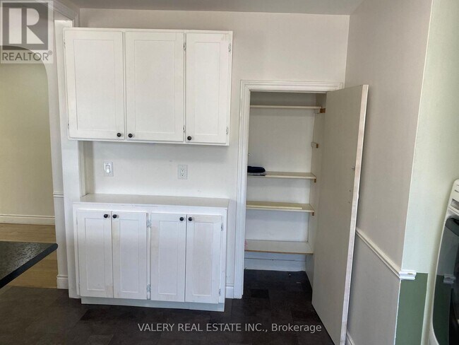 Photo - 374 Edmonton St