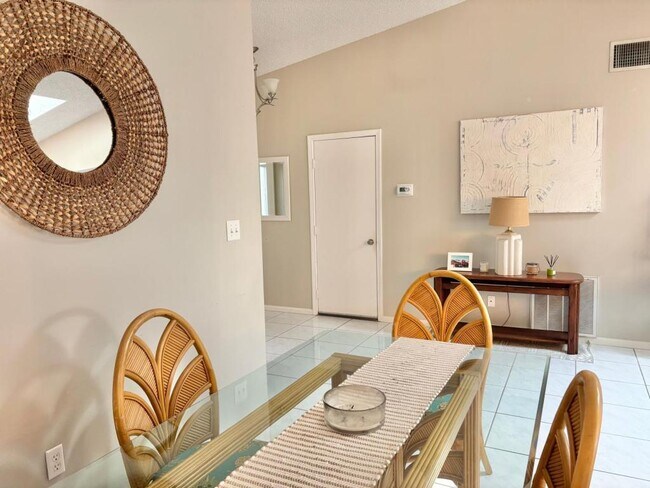 Photo - 1626 Lara St NE