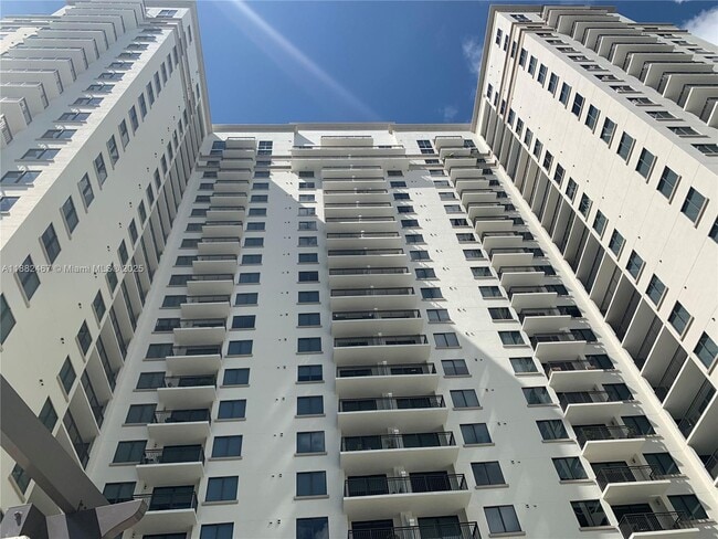 Building Photo - 999 SW 1st Ave Unit 1703