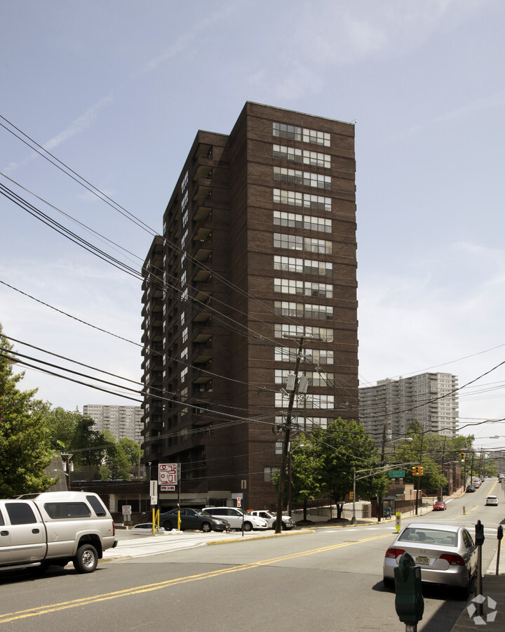 475 Main Street - Malcolm Towers Apartments