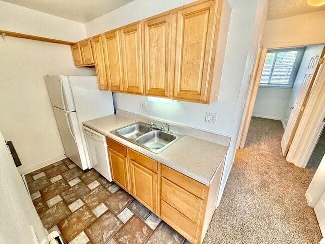 Building Photo - Recently Upgraded 2 Bedroom Apt Near Horse...