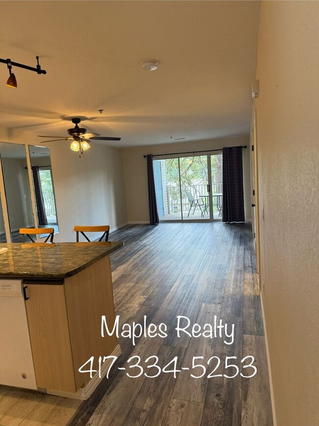Building Photo - 1 BEDROOM / 1 BATHROOM GARDEN LEVEL CONDO