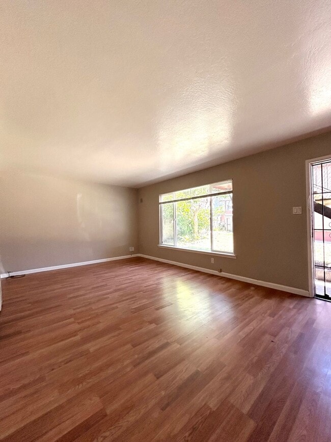 Photo - 3273 Lynde St